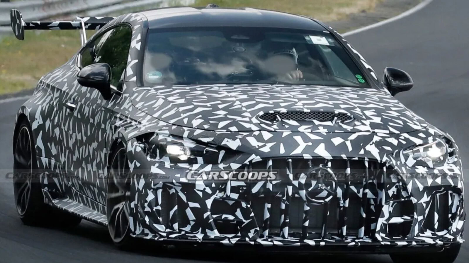 Mercedes-AMG CLE 63 Mythos: foro sul cofano e V8 flat plane