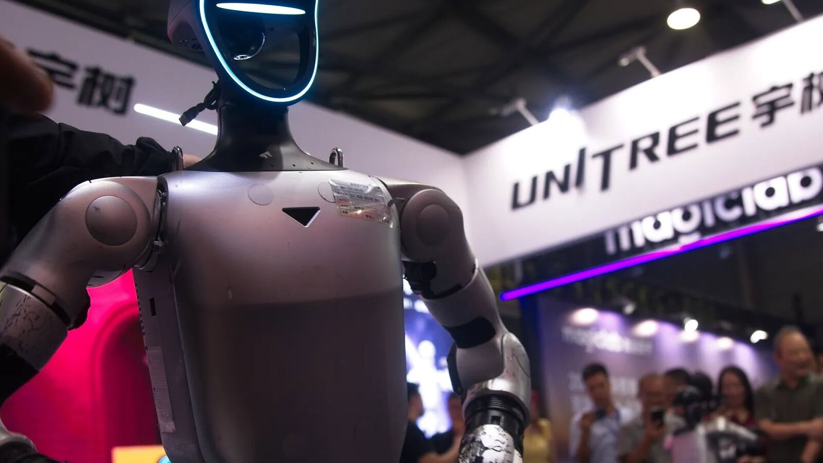 Superman, il robot umanoide di Unitree batte Usain Bolt