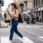 Codice della Strada, multa da 75 euro ai pedoni con lo smartphone