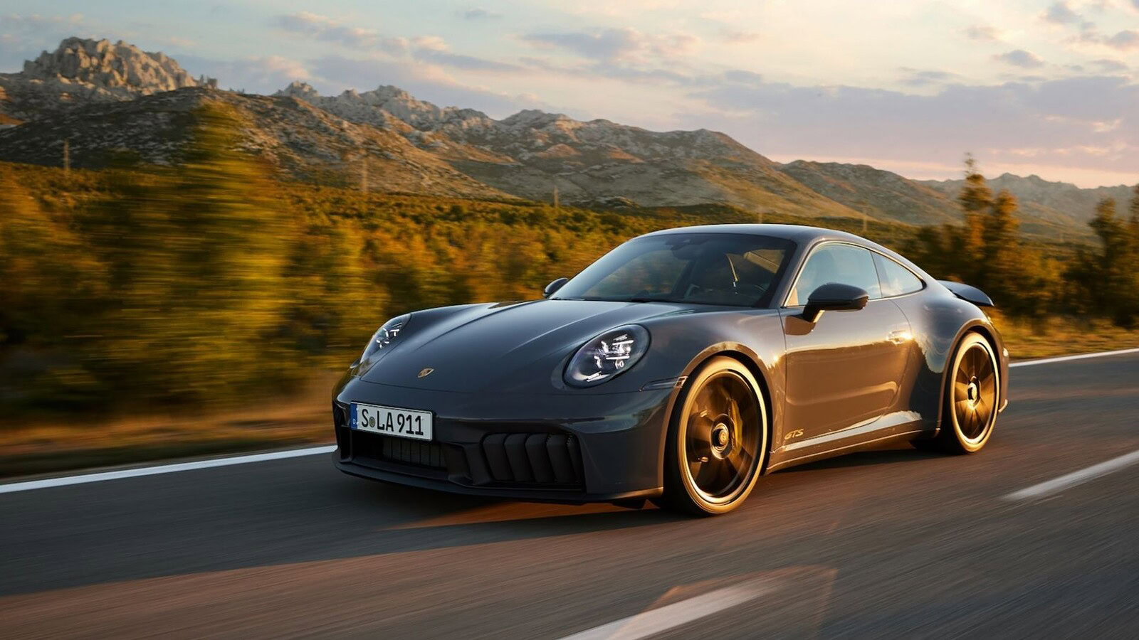 Porsche 911 GTS ibrida senza manuale: la porta resta aperta