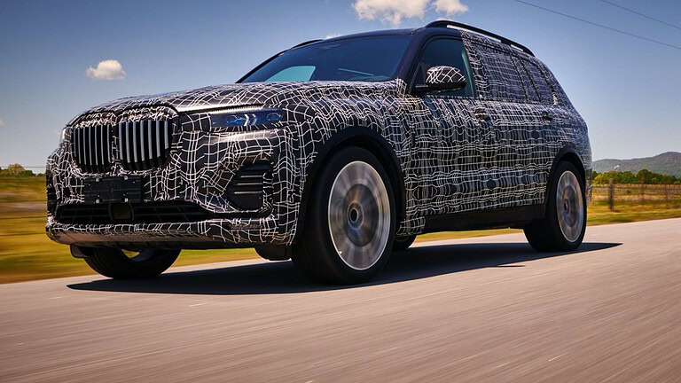 BMW X7 M Performance, il V8 resta: avvistata al Nürburgring