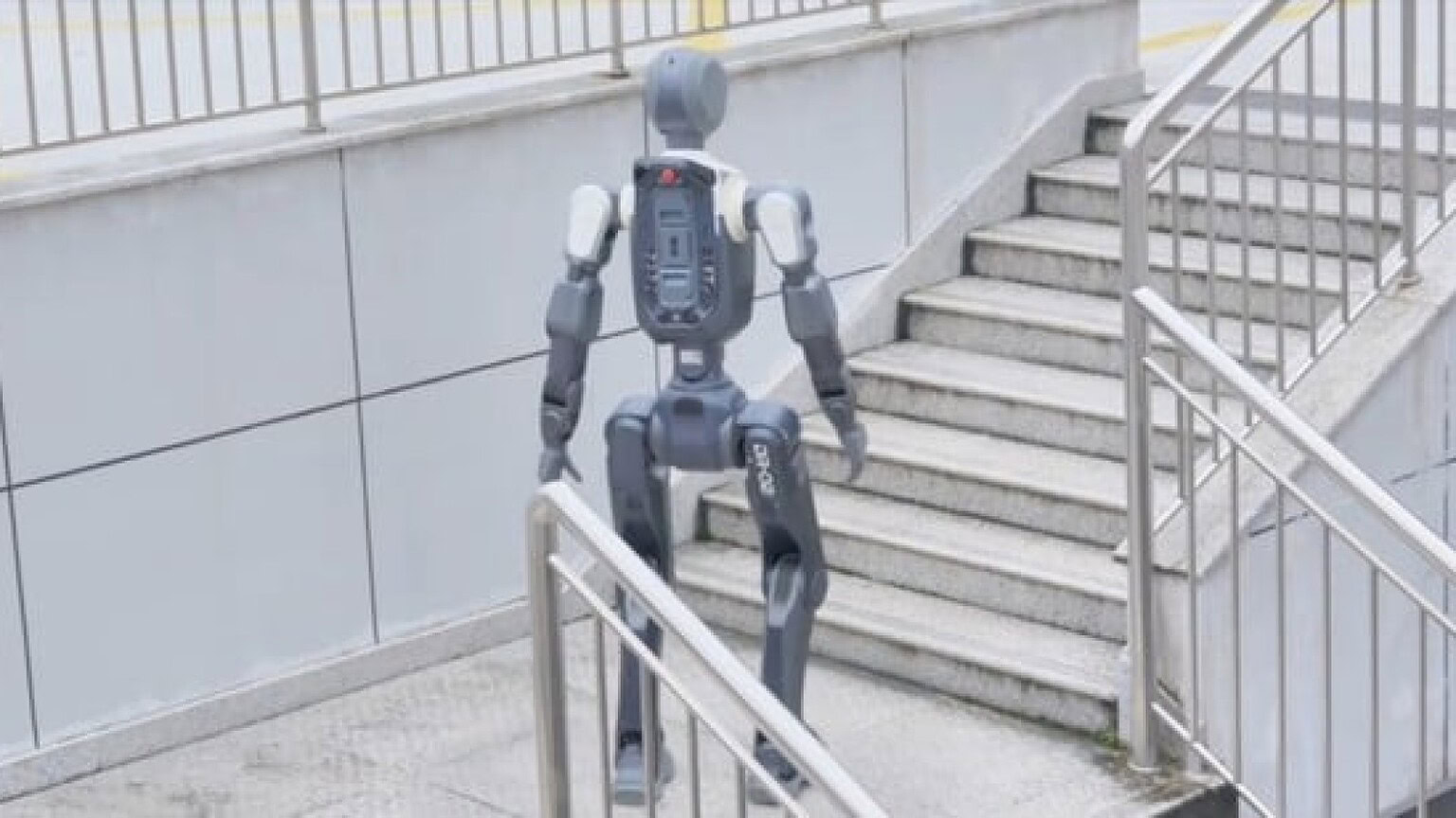 Deep Robotics DR02 sfida le scale in cemento: il video
