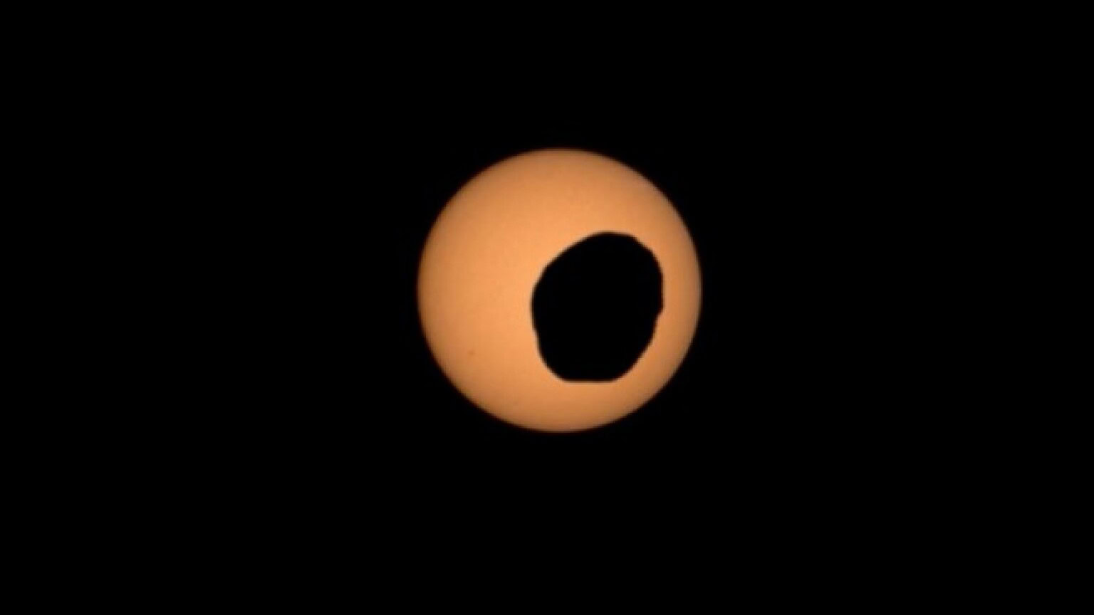 Perseverance filma l'eclissi di Phobos: il Sole visto da Marte