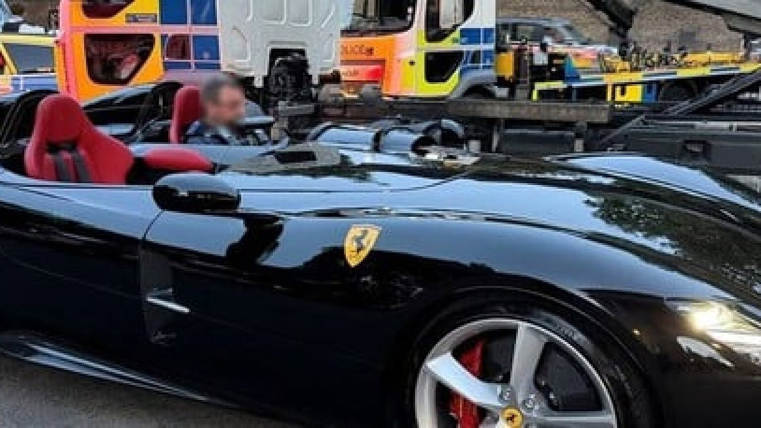 Ferrari Monza SP2 sequestrata a Londra dopo un'ora e mezza