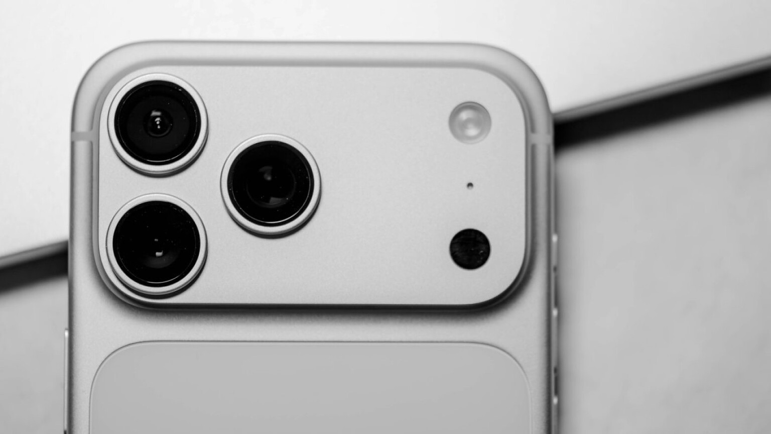 iPhone 18 Pro, tre novità alle fotocamere e apertura variabile - iPhone 18 Pro fotocamere