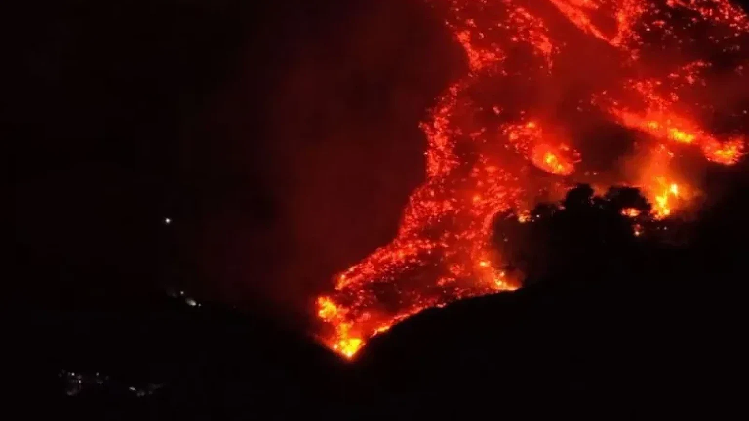 Etna, la lava disegna uno stivale di fuoco sul fianco del vulcano - lava Etna