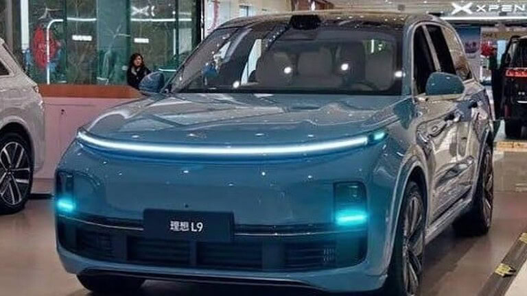 Cina, stop alle luci blu delle auto a guida autonoma - luci blu auto autonome
