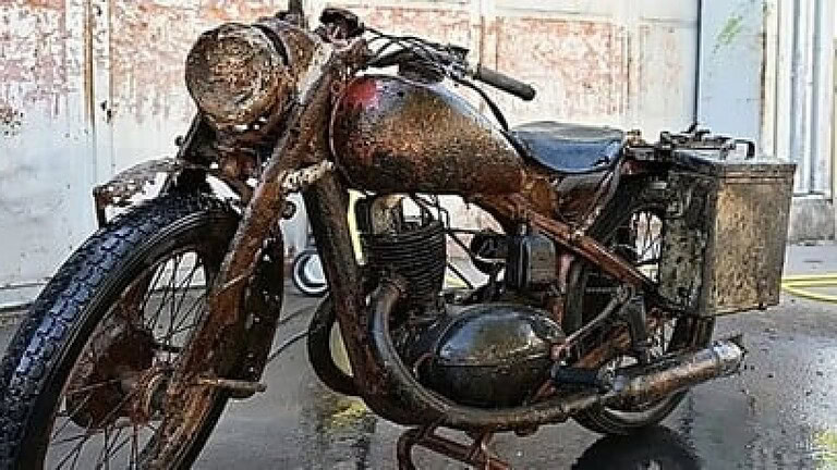 Danubio ai minimi storici: riemerge una moto della Wehrmacht
