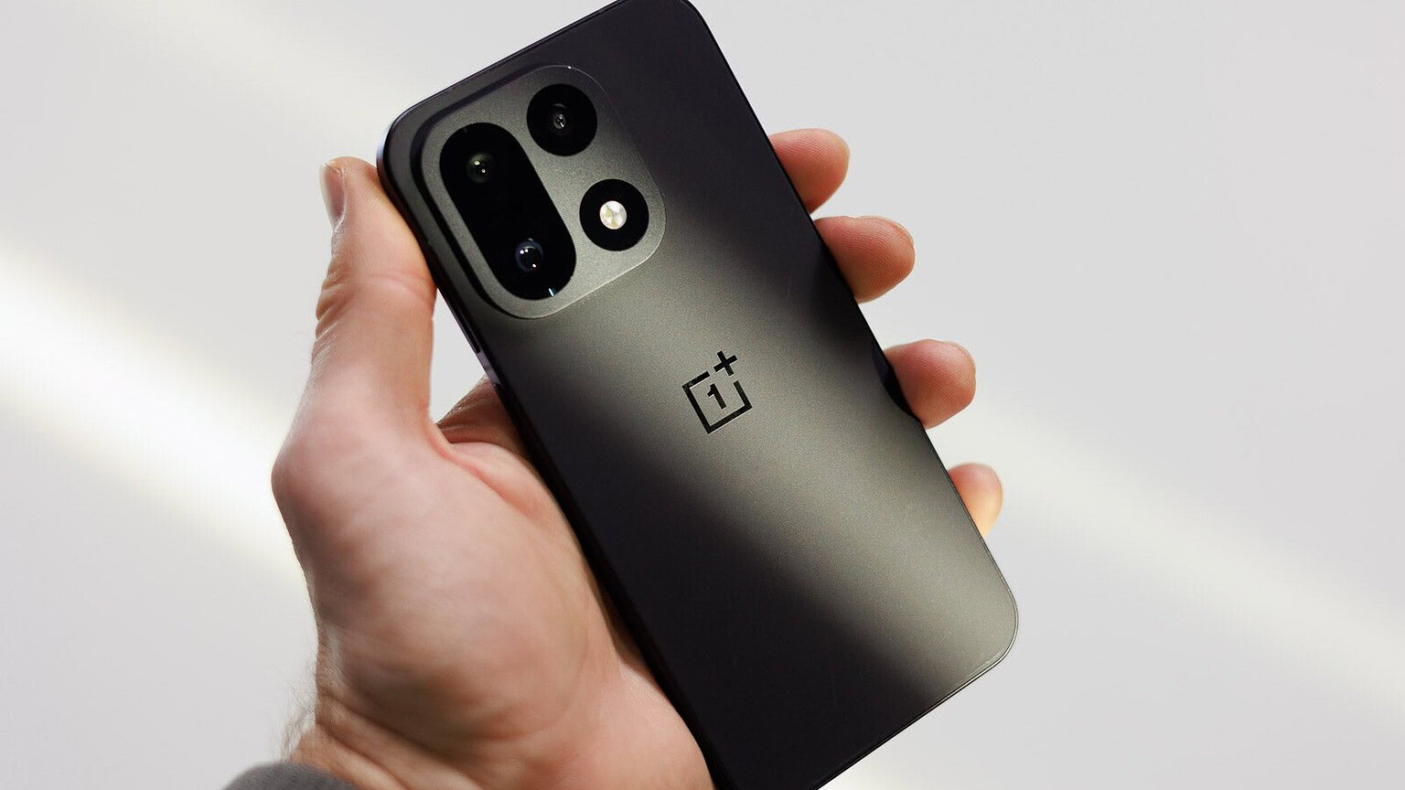 OnePlus 16, cornici sottilissime: il display che sfida iPhone 20