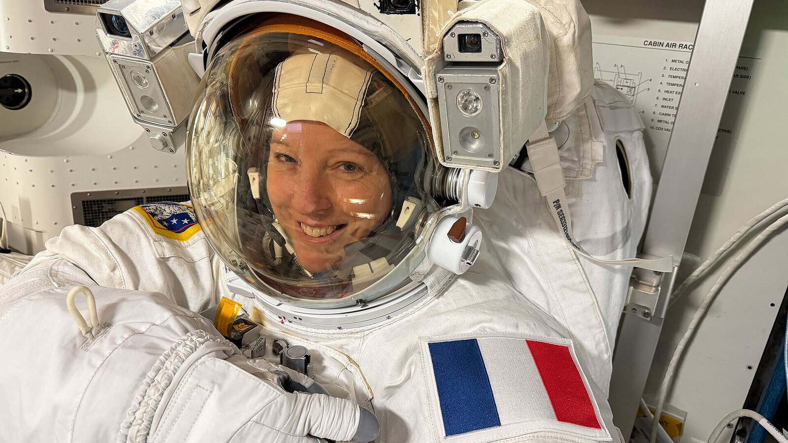 Sophie Adenot, prima donna francese a uscire dalla ISS | SEGUI IN DIRETTA
