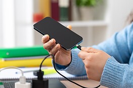 Usare il telefono in carica rovina la batteria? La verità