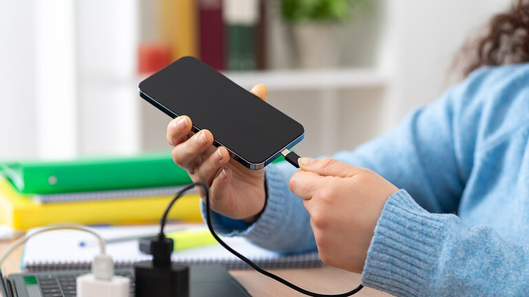 Usare il telefono in carica rovina la batteria? La verità