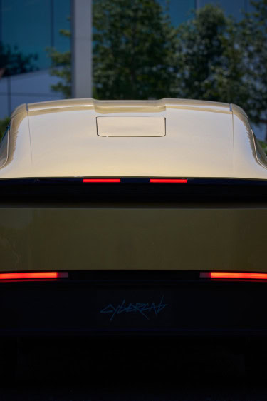Tesla Cybercab Starlink Tesla Cybercab con antenna Starlink: prime foto e molti dubbi