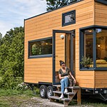 Tiny house su misura per una donna, il suo gatto e l'ufficio