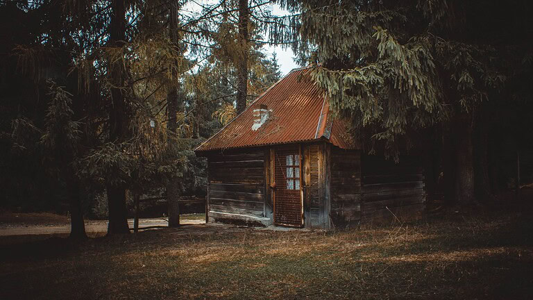 Casa off grid solare: la storia rumena che conquista TikTok