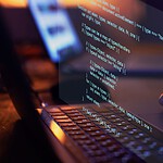 Vibe coding, l'AI scrive app anche per chi non sa programmare