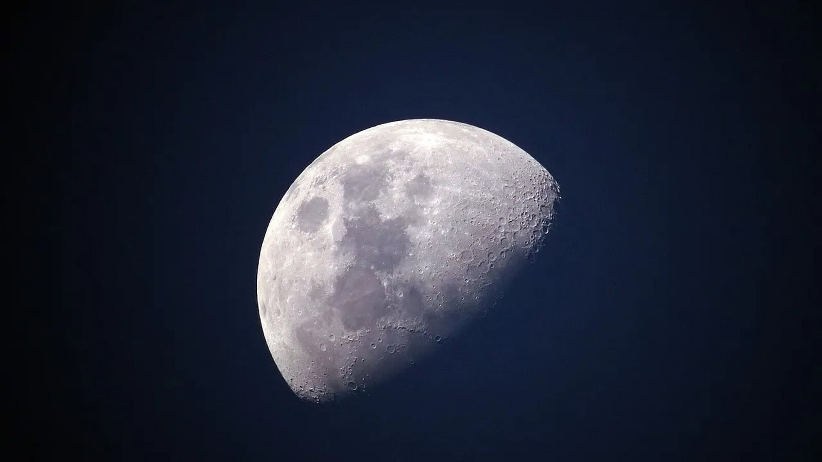 Luna, si è formata in sole cinque ore: la nuova ipotesi