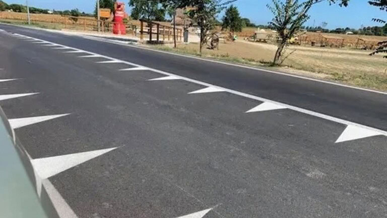 Denti di drago in Spagna sulle strade: l'illusione ottica che fa rallentare