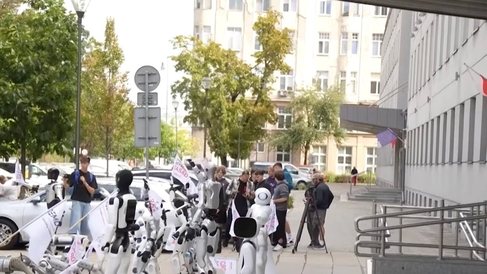 Robot in piazza a Varsavia contro l'automazione: la protesta