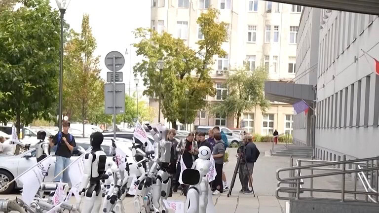 Robot in piazza a Varsavia contro l'automazione: la protesta