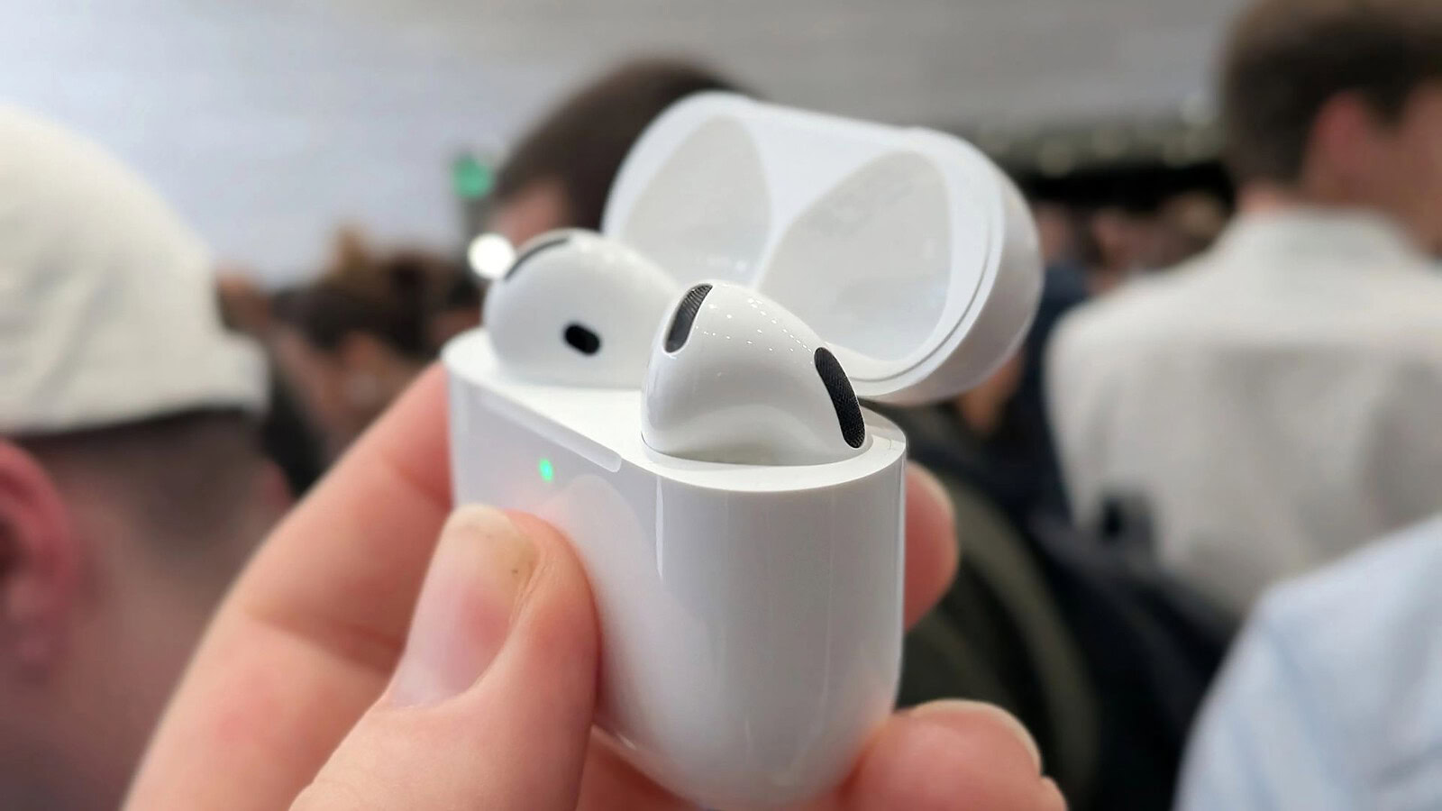 AirPods, nuovo firmware beta 9B5042a per cinque modelli