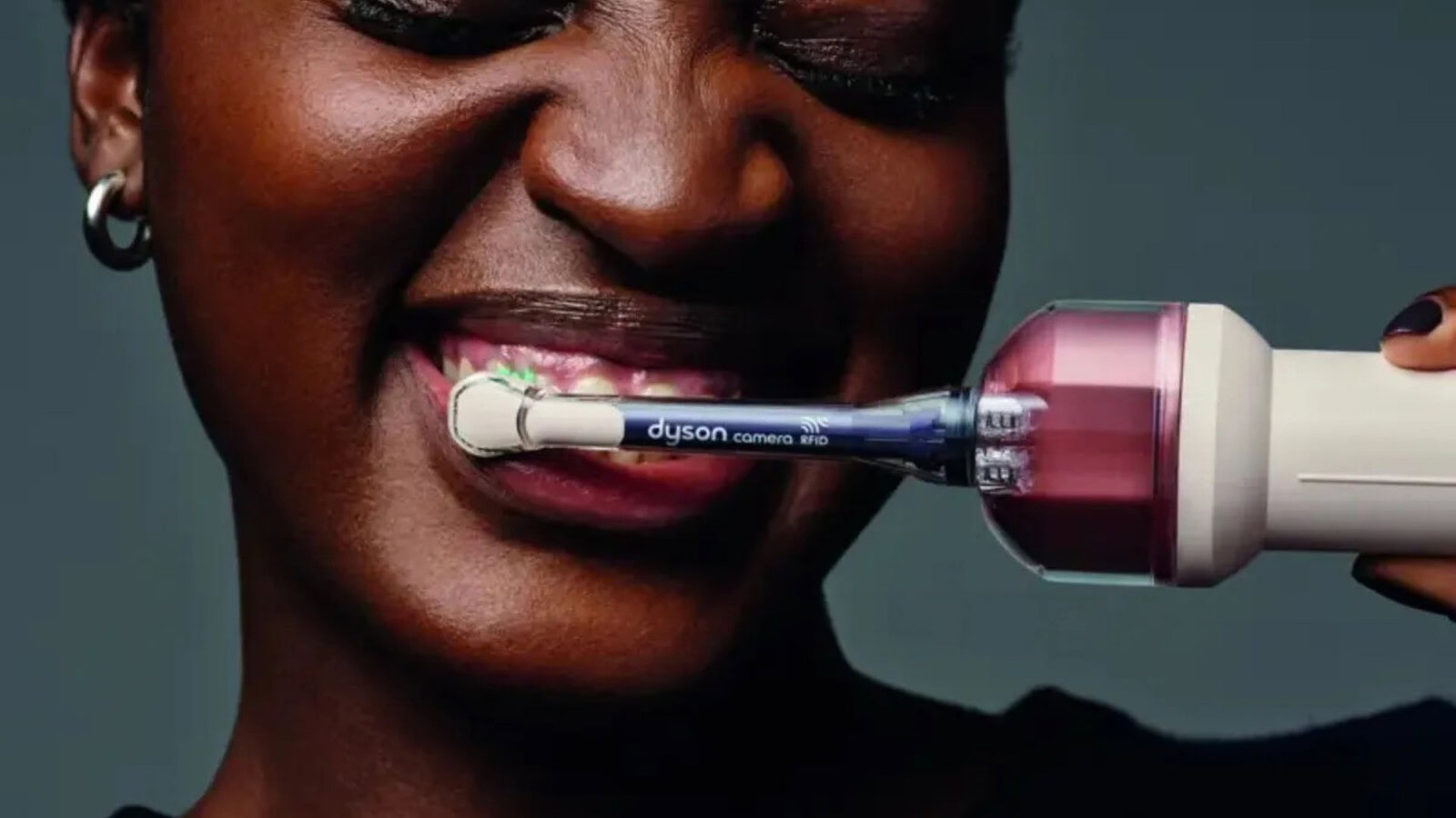 Dyson CameraJet, lo spazzolino sparisce dopo le perdite d'acqua ma l'azienda precisa