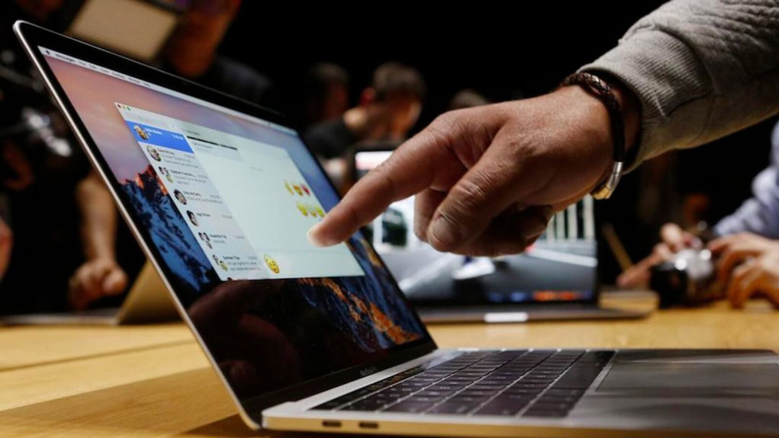 MacBook Ultra, prezzo oltre 2.700 euro e display OLED touch