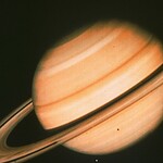 Saturno, un decagono di nubi appare al polo sud