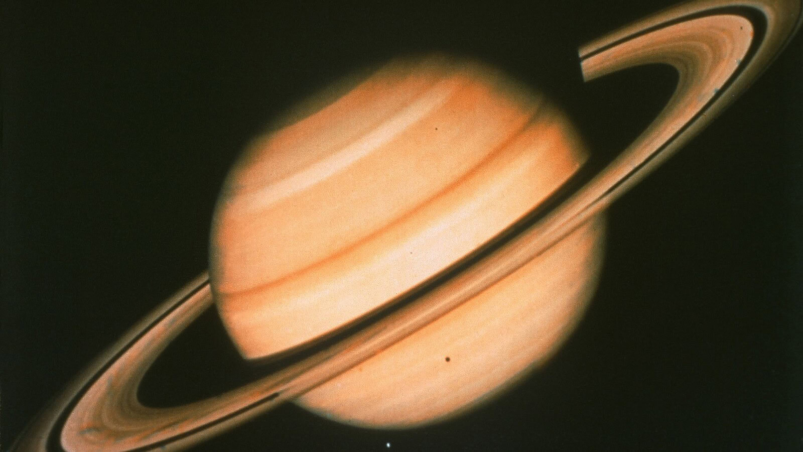 Saturno, un decagono di nubi appare al polo sud