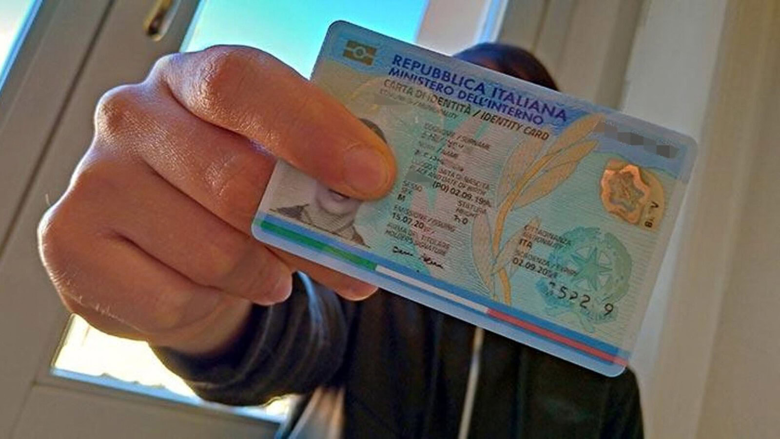 Carta d'Identità Elettronica senza chip, la Cassazione: chi lo toglie fa reato