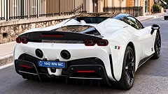 Ferrari SF90 bianca con il numero 16: il regalo per Alexandra, la moglie di Leclerc