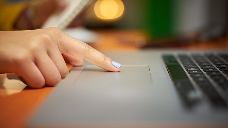 Trackpad sporgente: il primo segnale della batteria gonfia