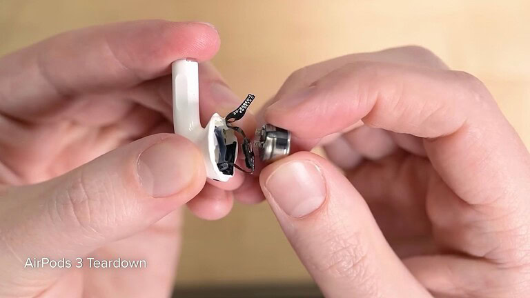 AirPods 5, iFixit le smonta: ora la riparabilità è nettamente migliorata