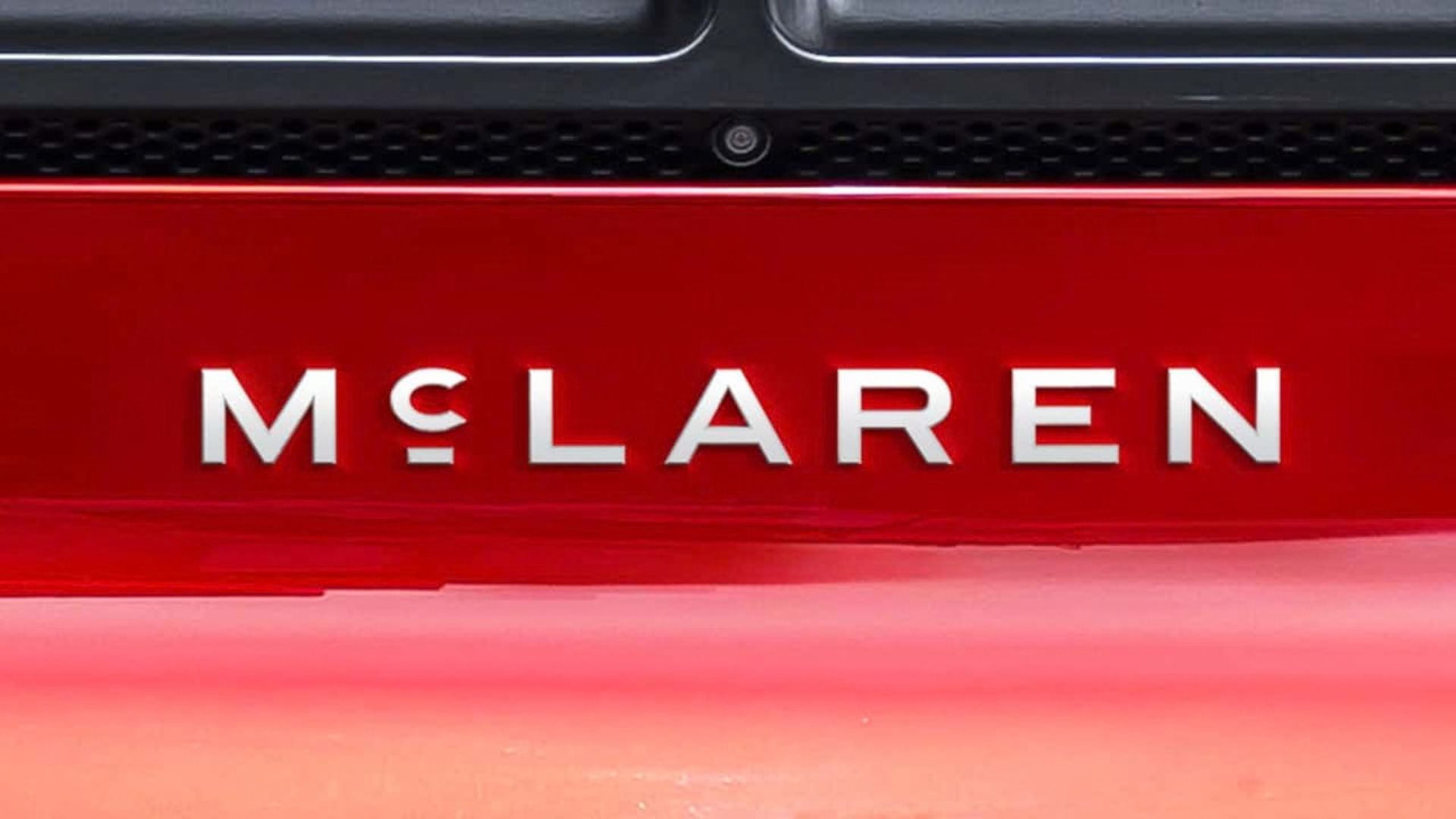 nuova identità McLaren McLaren, nuova identità di marchio: il logo nasce da un distributore