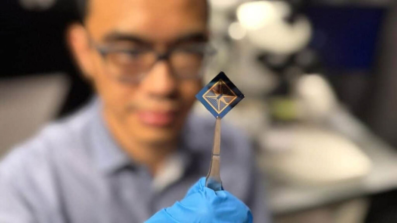 Sensore neuromorfico: sente un dito umido a 1 mm e lo ricorda