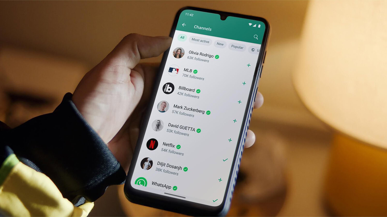WhatsApp avvisa dei compleanni: nuova scheda Contatti su iPhone