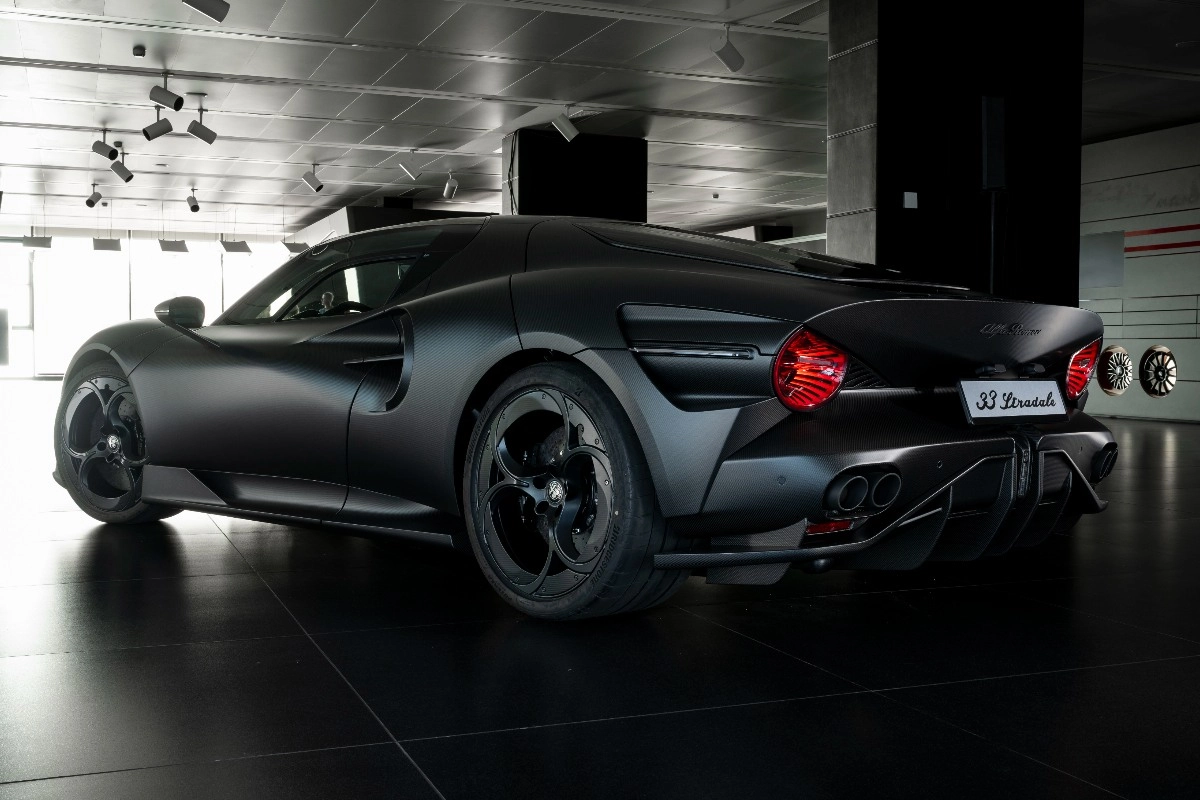 Alfa Romeo 33 Stradale Perla Nera: esemplare unico in carbonio