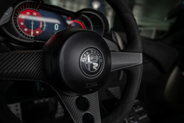 Alfa Romeo 33 Stradale Perla Nera: esemplare unico in carbonio