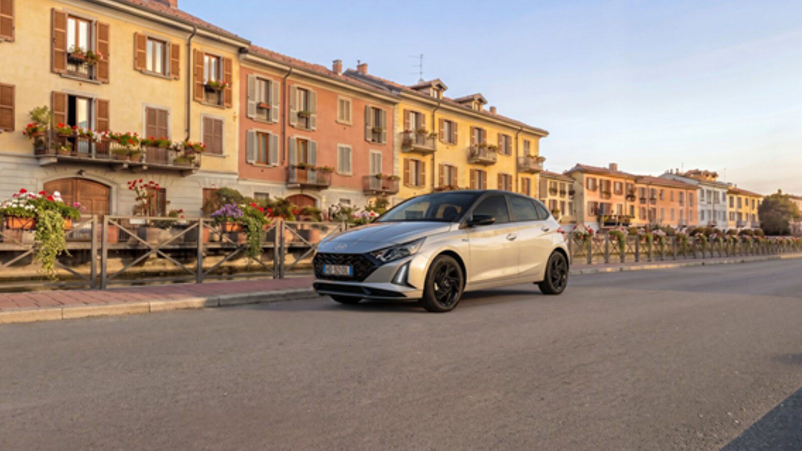 Hyundai i20 MY27, più tecnologia e cambio automatico anche su Dark Line