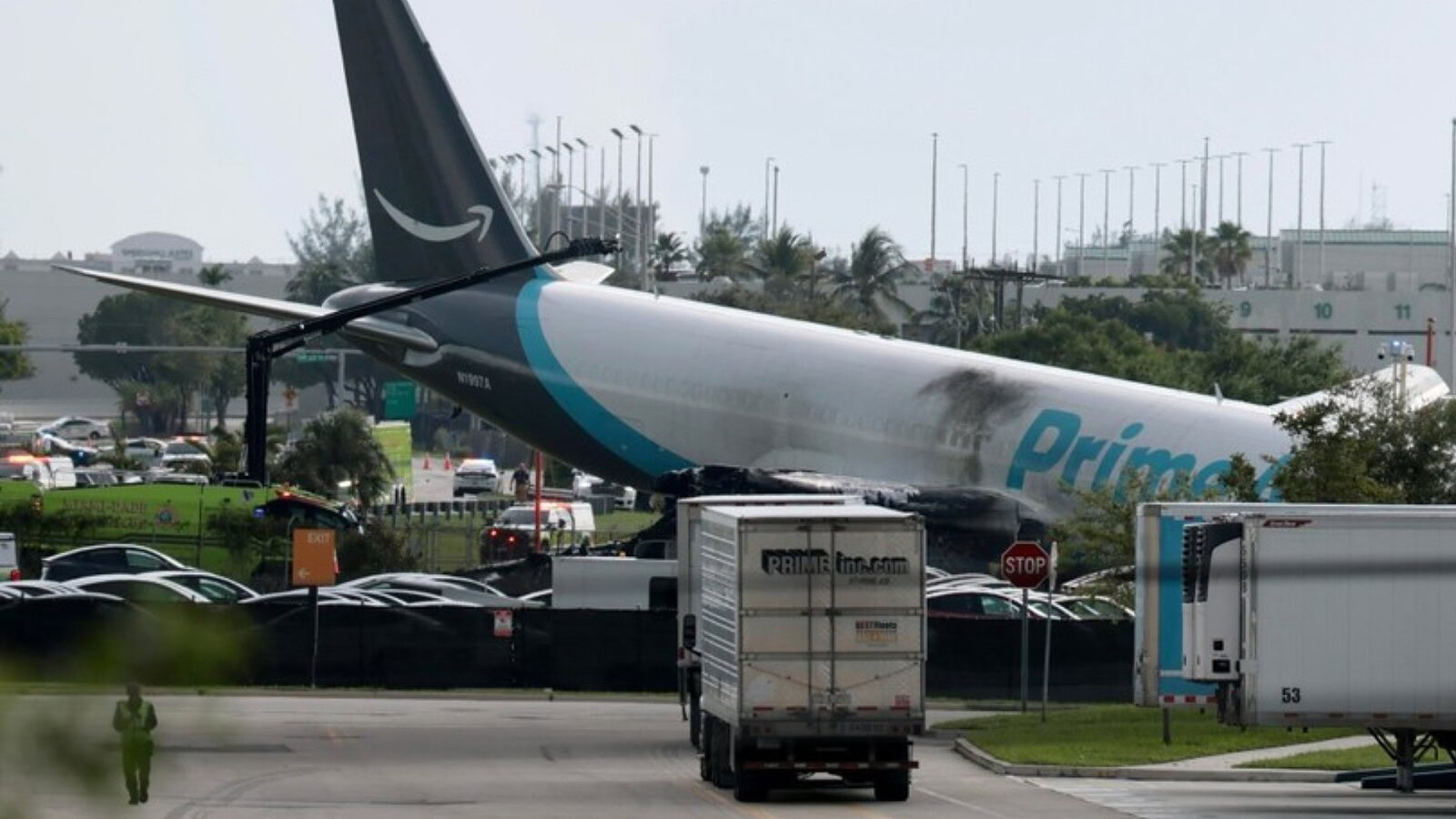 Aereo cargo Amazon fuori pista a Miami: fiamme e feriti
