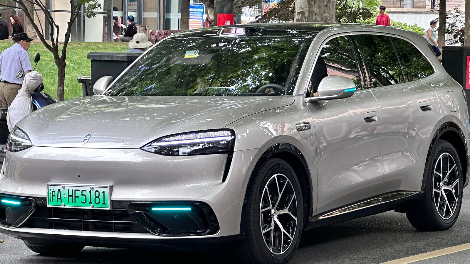 Aito M6, targhetta VIN falsa: il marchio Huawei va in polizia