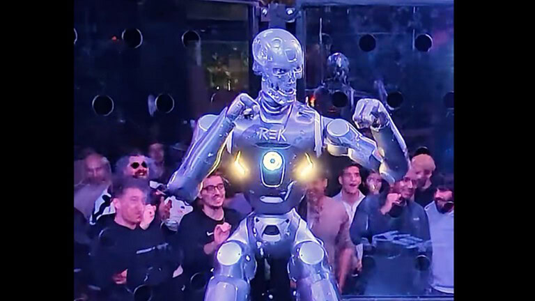 EngineAI T800, il primo scontro uomo-robot a San Francisco