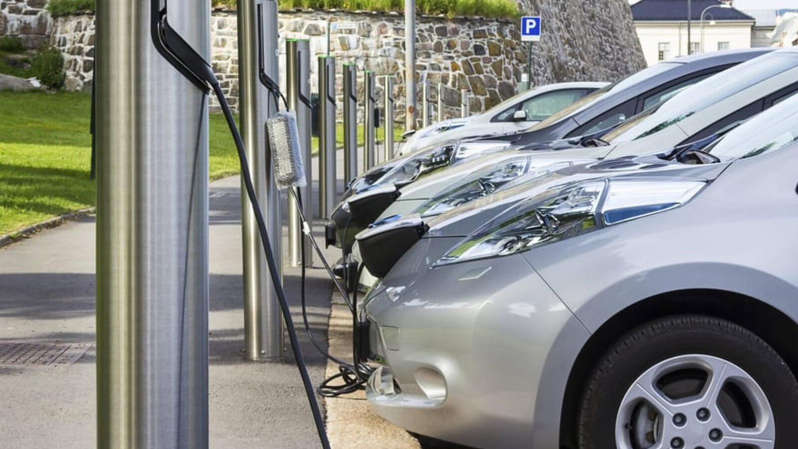 Auto elettriche al 21,7% in UE: pareggio con la benzina