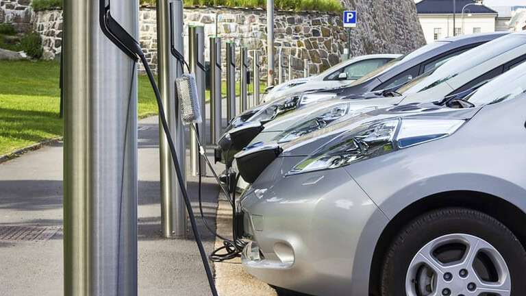 Auto elettriche al 21,7% in UE: pareggio con la benzina