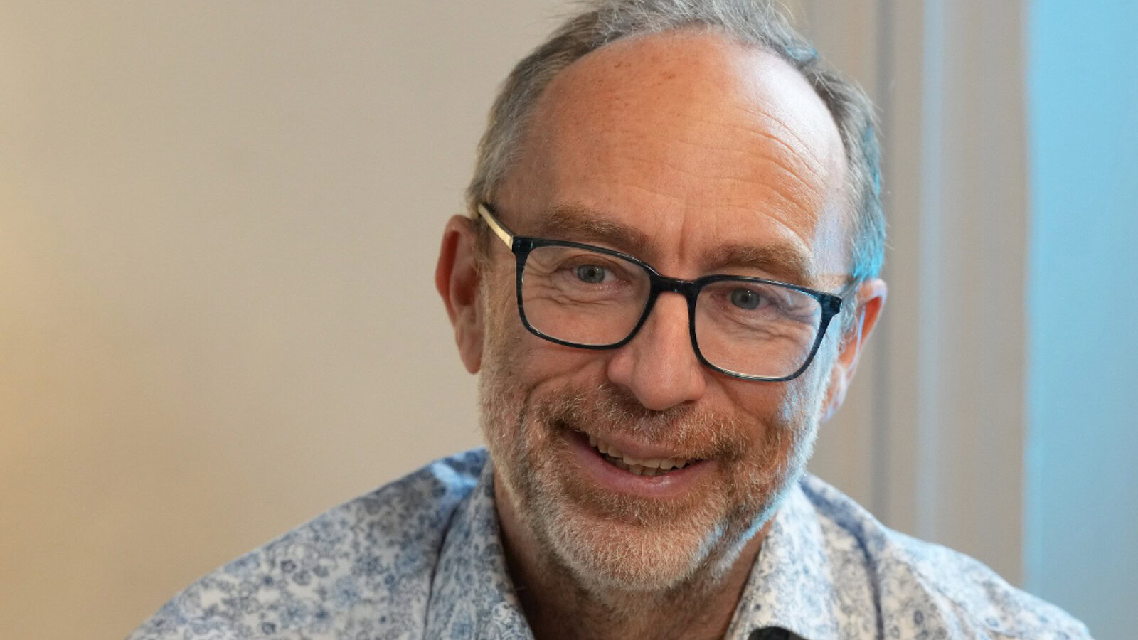 Jimmy Wales e l'IA: le macchine aiutano, ma decidono le persone