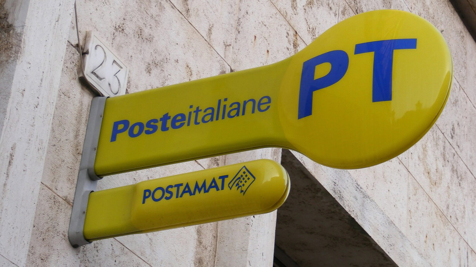 Poste Italiane sale all'85% di TIM: niente 90%, ora la fusione