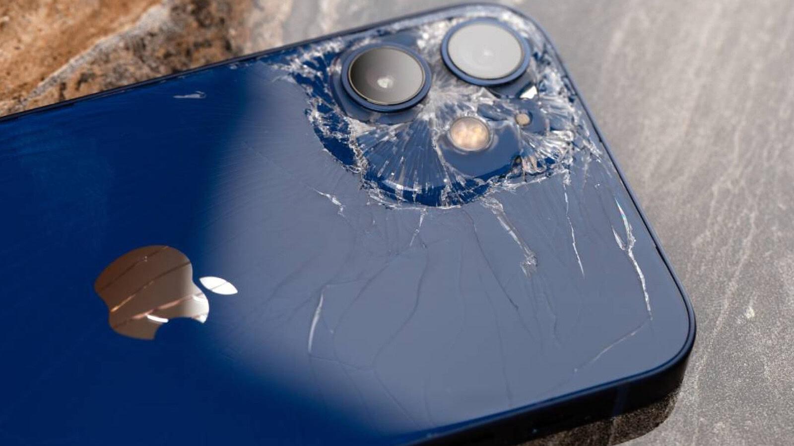 iPhone rovinato di proposito: il trend TikTok nato in Russia
