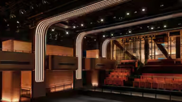 Apple Music Hall apre a Londra: Apple sale sul palco