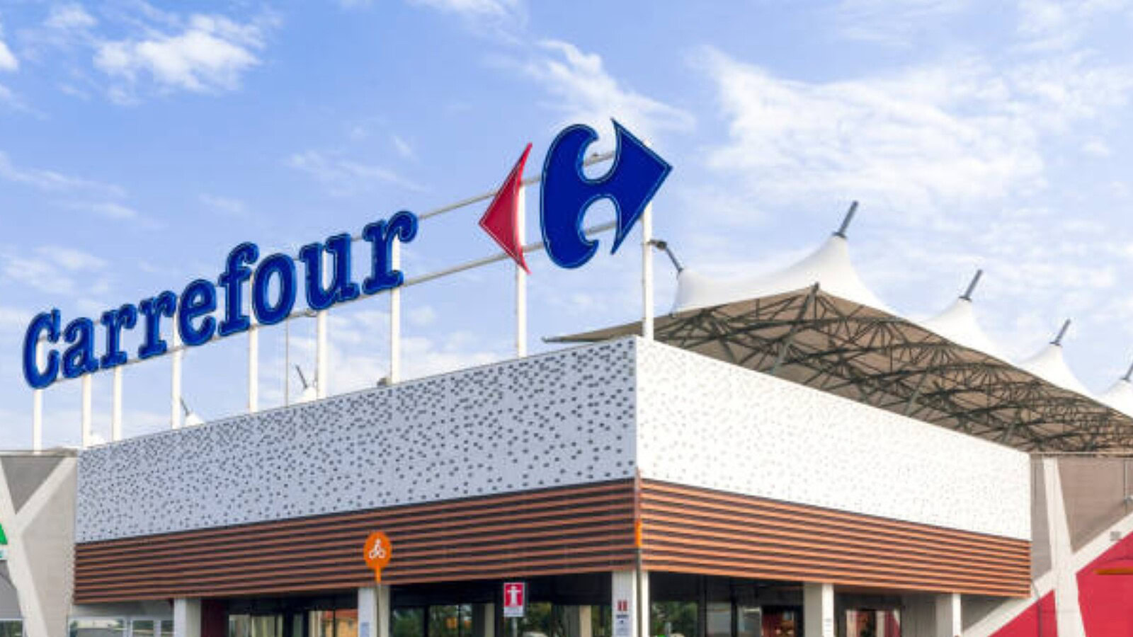 Carrefour vieta le auto elettriche sui tetti dei parcheggi