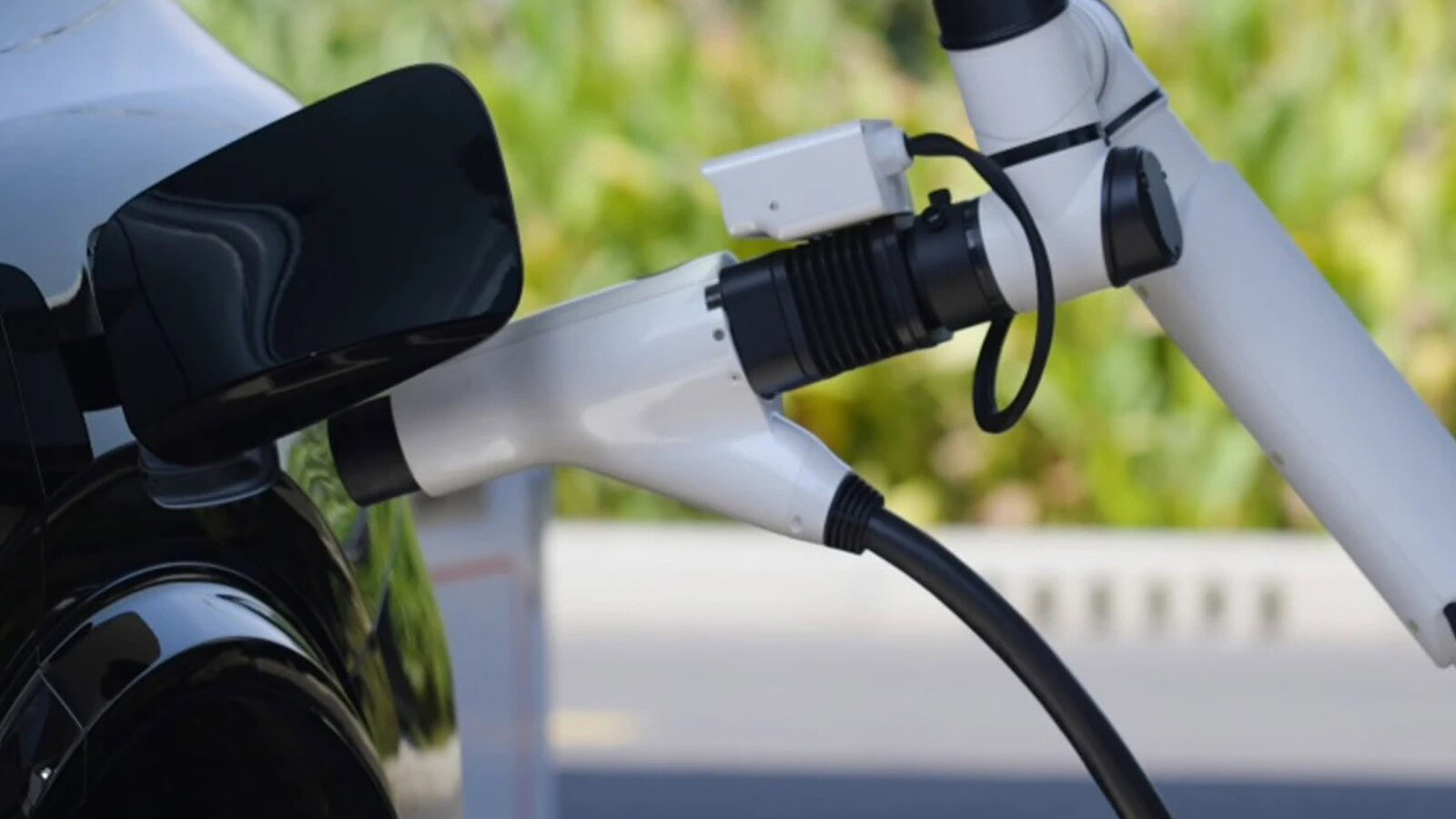 Geely Smart Charging: dal 10 al 70% in 4 minuti e 30 secondi
